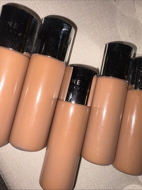 Undone beauty Liquid Foundation - Medium Warm Finish shade 5 toasted almond